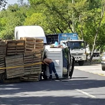 camion 1 CAMIÓN QUE TRANSPORTABA TARIMAS VUELCA EN APOPA