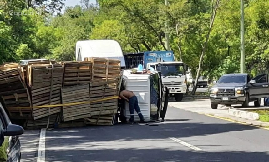 camion 1 CAMIÓN QUE TRANSPORTABA TARIMAS VUELCA EN APOPA