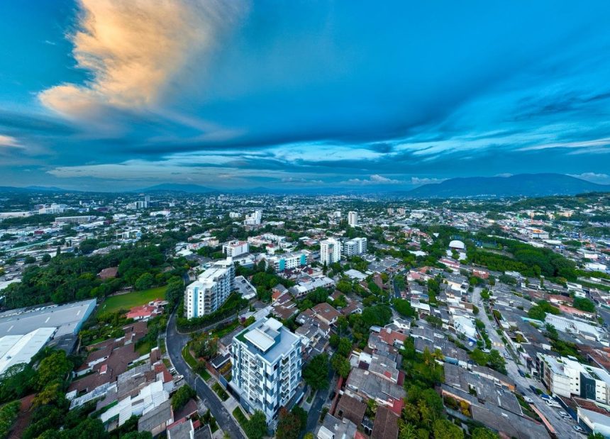 PRONOSTICAN LLUVIAS Y TORMENTAS EN VARIOS SECTORES DE EL SALVADOR DURANTE ESTE MIÉRCOLES