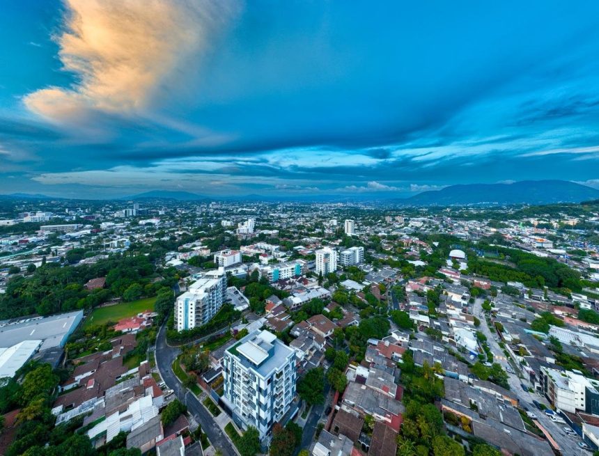 PRONOSTICAN LLUVIAS Y TORMENTAS EN VARIOS SECTORES DE EL SALVADOR DURANTE ESTE MIÉRCOLES