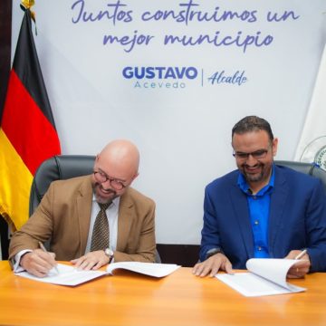 conve 01 ALCALDE DE SANTA ANA CENTRO FIRMA CONVENIO PARA IMPULSAR OPORTUNIDADES PARA PERSONAS RETORNADAS