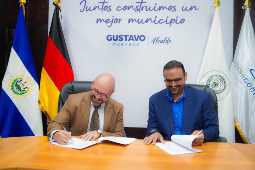 conve 01 ALCALDE DE SANTA ANA CENTRO FIRMA CONVENIO PARA IMPULSAR OPORTUNIDADES PARA PERSONAS RETORNADAS