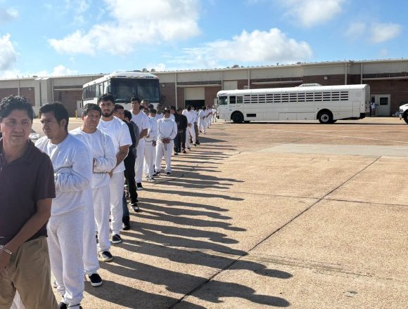 EE.UU. DIFUNDE IMÁGENES DE DECENAS DE INMIGRANTES TRASLADADOS EN AVIÓN CON DESTINO A ECUADOR