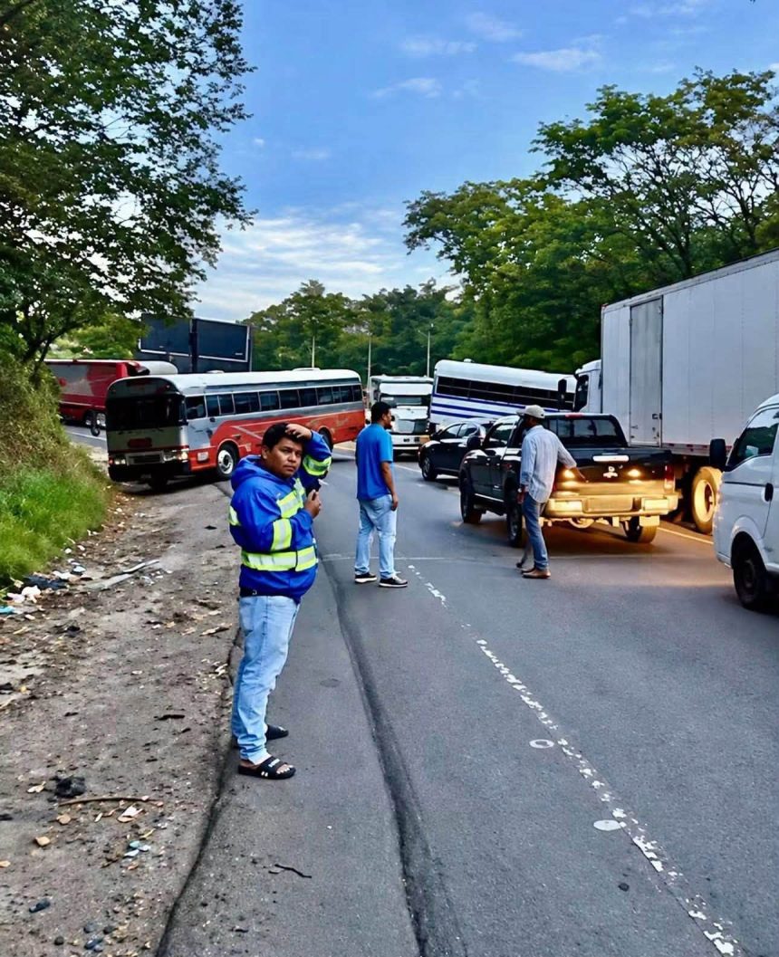 PROTESTAS Y BLOQUEOS SE REGISTRAN EN HONDURAS TRAS AUMENTO EN LOS PRECIOS DE LOS COMBUSTIBLES