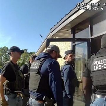ice 1 TRABAJADORES DEMANDAN AL GOBIERNO DE EE. UU. POR REDADA EN FÁBRICA DE NUEVA YORK