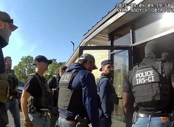 ice 1 TRABAJADORES DEMANDAN AL GOBIERNO DE EE. UU. POR REDADA EN FÁBRICA DE NUEVA YORK
