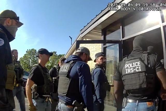 ice 1 TRABAJADORES DEMANDAN AL GOBIERNO DE EE. UU. POR REDADA EN FÁBRICA DE NUEVA YORK