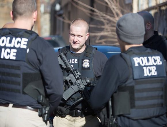 ice JUEZA FEDERAL LIMITA ARRESTOS MIGRATORIOS SIN ORDEN EN EL SUR DE CALIFORNIA