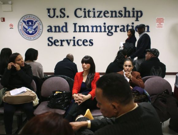 jueza JUEZ FRENA TEMPORALMENTE NUEVAS RESTRICCIONES DE TRUMP PARA VISAS