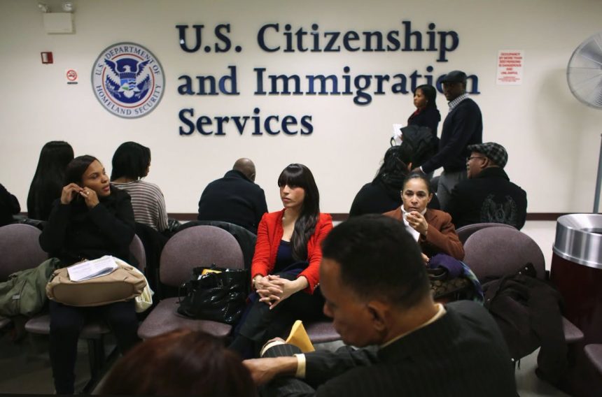 jueza JUEZ FRENA TEMPORALMENTE NUEVAS RESTRICCIONES DE TRUMP PARA VISAS
