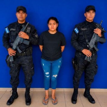 MUJER ES DETENIDA TRAS SER SEÑALADA DE DAÑAR DOS VEHÍCULOS EN UN TALLER DE IZALCO