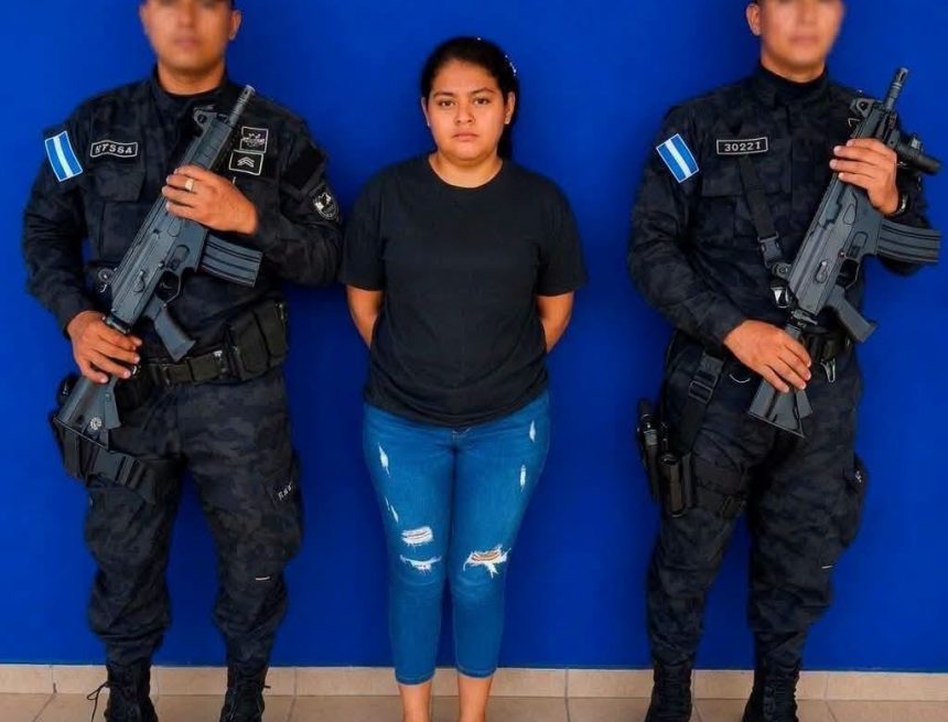 MUJER ES DETENIDA TRAS SER SEÑALADA DE DAÑAR DOS VEHÍCULOS EN UN TALLER DE IZALCO