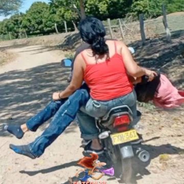 mama MADRE TRASLADA EN MOTOCICLETA EL CUERPO DE SU HIJO TRAS HALLAZGO EN ZONA RURAL DE COLOMBIA