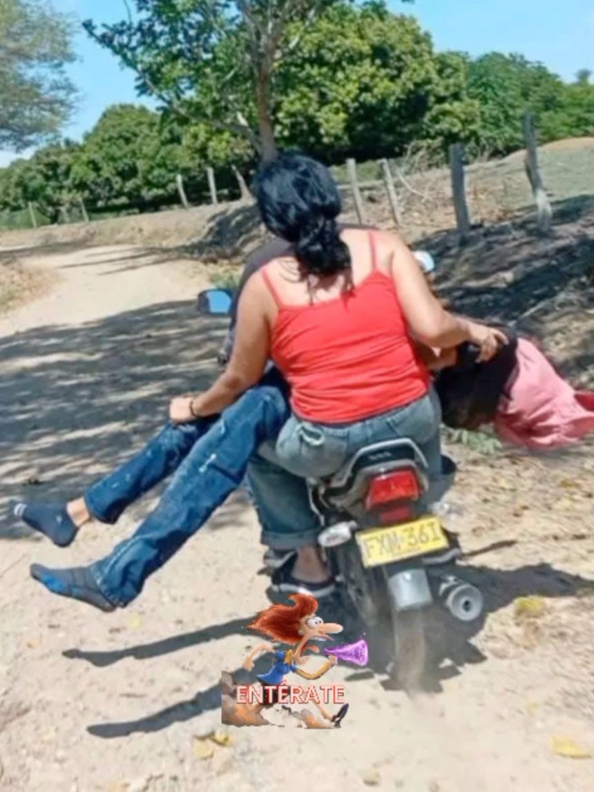 mama MADRE TRASLADA EN MOTOCICLETA EL CUERPO DE SU HIJO TRAS HALLAZGO EN ZONA RURAL DE COLOMBIA