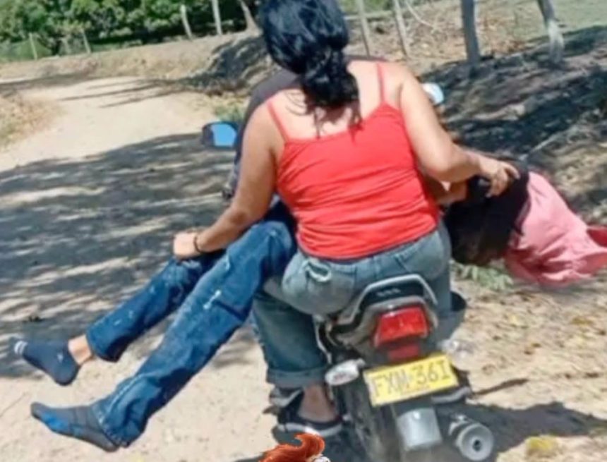 MADRE TRASLADA EN MOTOCICLETA EL CUERPO DE SU HIJO TRAS HALLAZGO EN ZONA RURAL DE COLOMBIA