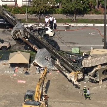 GRÚA DE CONSTRUCCIÓN SE DESPLOMA Y ALCANZA VEHÍCULOS EN BRICKELL, MIAMI