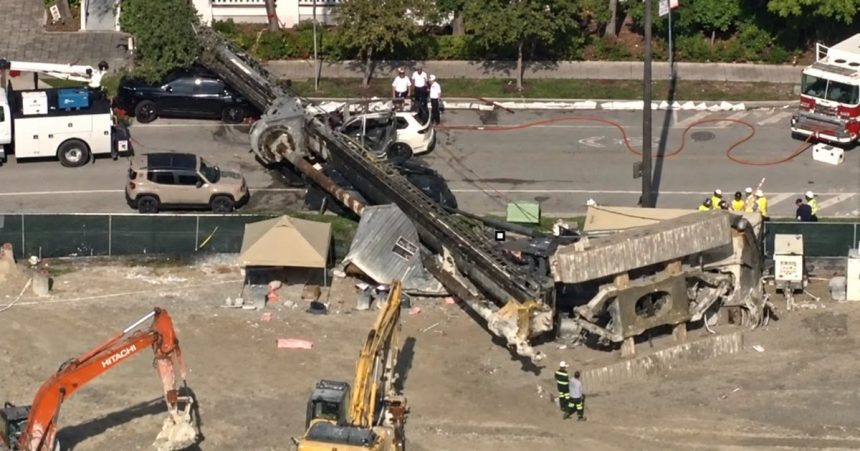 GRÚA DE CONSTRUCCIÓN SE DESPLOMA Y ALCANZA VEHÍCULOS EN BRICKELL, MIAMI