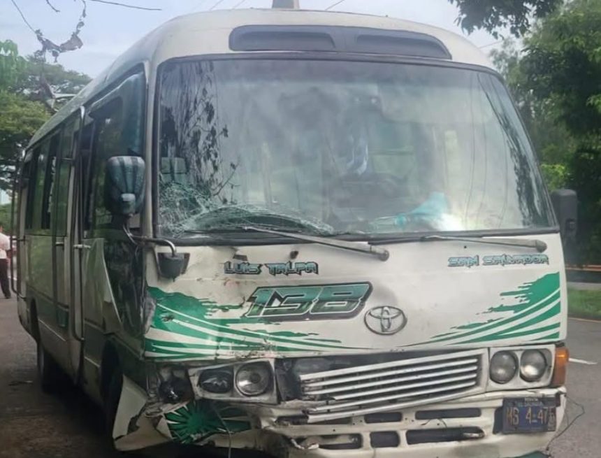micro 1 CUATRO PERSONAS RESULTAN LESIONADAS TRAS COLISIÓN EN LA AUTOPISTA A COMALAPA