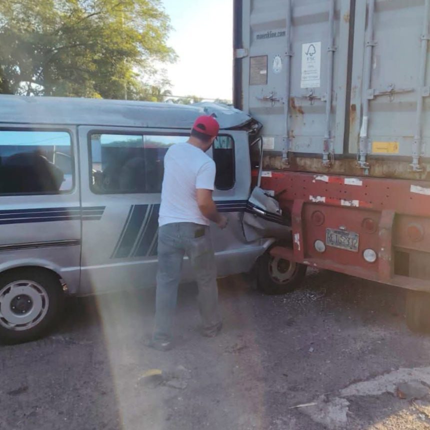 VARIOS ESTUDIANTES RESULTAN LESIONADOS TRAS CHOQUE DE MICROBUS ESCOLAR CONTRA RASTRA