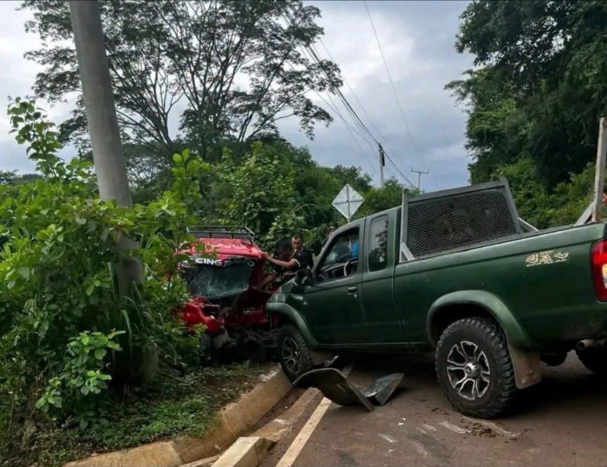 qute 1 ACCIDENTE ENTRE MOTOTAXI Y PICK UP DEJA CUATRO LESIONADOS EN JUJUTLA