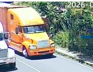 rastra 1 MOTOCICLISTA SE SALVA POR POCO DE SER ATROPELLADO POR UNA RASTRA EN LA PALMA