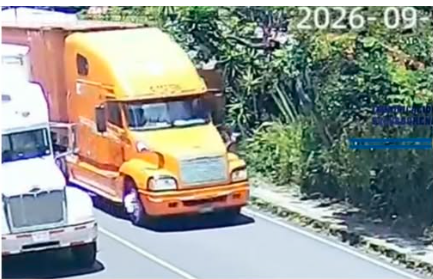 MOTOCICLISTA SE SALVA POR POCO DE SER ATROPELLADO POR UNA RASTRA EN LA PALMA