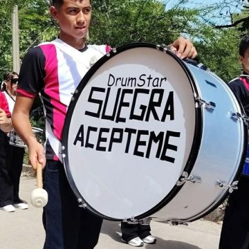 suegra “SUEGRA, ACÉPTEME”: EL MENSAJE QUE LLAMÓ LA ATENCIÓN EN DESFILE DE MONCAGUA