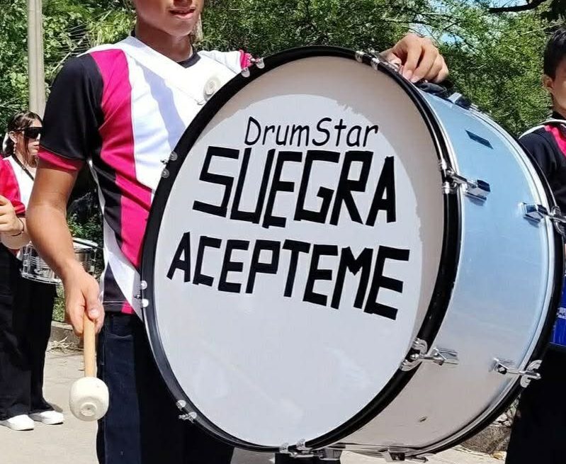 suegra “SUEGRA, ACÉPTEME”: EL MENSAJE QUE LLAMÓ LA ATENCIÓN EN DESFILE DE MONCAGUA