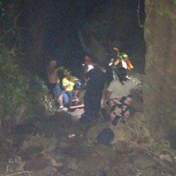 RESCATAN A PERSONA TRAS CAER A UN BARRANCO EN TEPECOYO