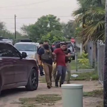 PADRE DE SIETE HIJOS ES DETENIDO POR AGENTES DE ICE EN SU PROPIEDAD EN TEXAS