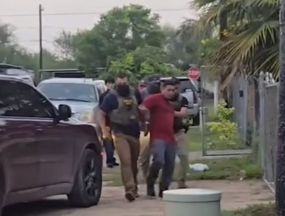 1 PADRE DE SIETE HIJOS ES DETENIDO POR AGENTES DE ICE EN SU PROPIEDAD EN TEXAS