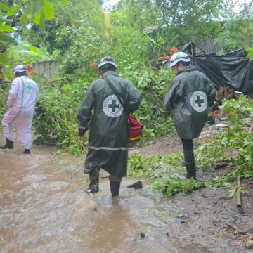 CRUZ VERDE EVACÚA A UNA FAMILIA TRAS DESBORDAMIENTO DE RÍO EN SAN VICENTE