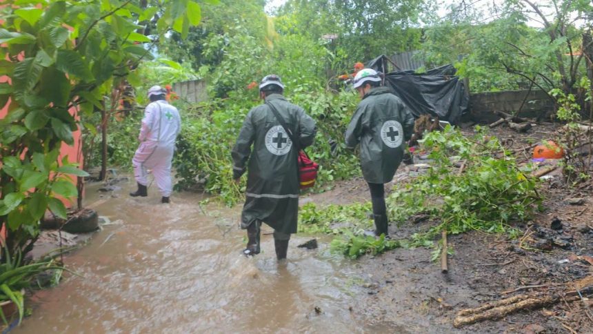 CRUZ VERDE EVACÚA A UNA FAMILIA TRAS DESBORDAMIENTO DE RÍO EN SAN VICENTE