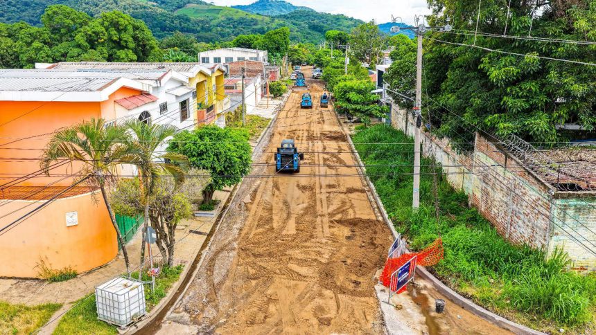 1 ALCALDÍA DE SANTA ANA CENTRO PREPARA LA 30.ª AVENIDA SUR PARA COLOCACIÓN DE NUEVA CAPA ASFÁLTICA