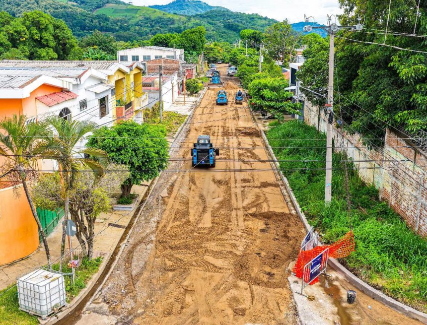 1 ALCALDÍA DE SANTA ANA CENTRO PREPARA LA 30.ª AVENIDA SUR PARA COLOCACIÓN DE NUEVA CAPA ASFÁLTICA