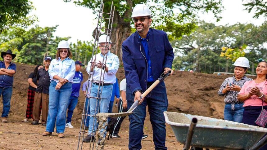1 ALCALDE GUSTAVO ACEVEDO COLOCA LA PRIMERA PIEDRA PARA CONSTRUCCIÓN DEL POLIDEPORTIVO PLANES DE LA LAGUNA KUAT-TEPEC