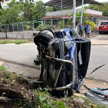 MICROBÚS ESCOLAR SUFRE ACCIDENTE CON ALUMNOS A BORDO EN CIUDAD ARCE
