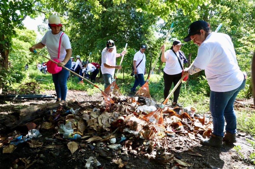 1 DECENAS DE PERSONAS SE SUMARON A JORNADA DE LIMPIEZA EN EL RÍO GRANDE DE SAN MIGUEL