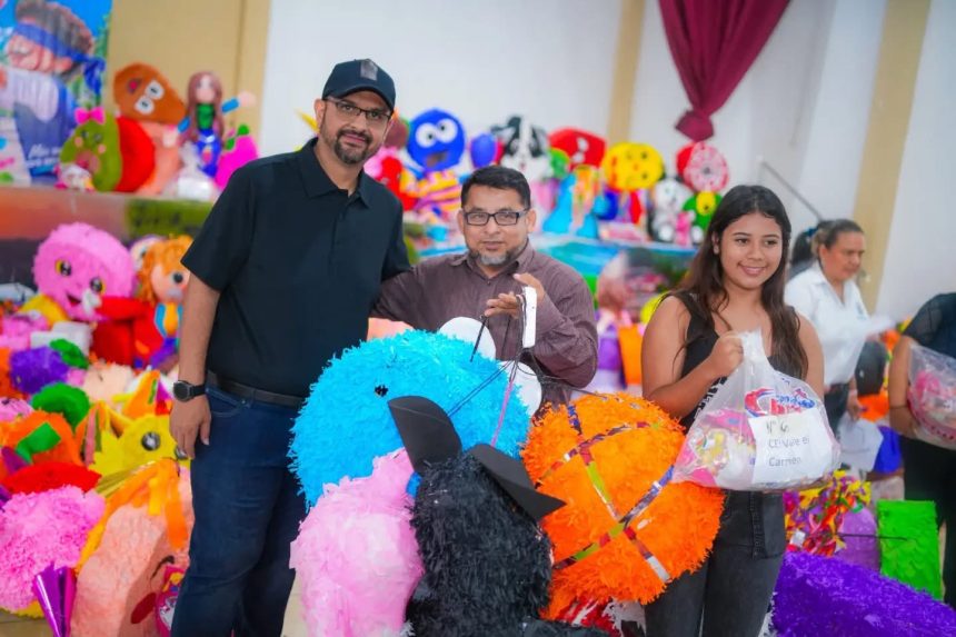 ALCALDE GUSTAVO ACEVEDO ENTREGO PIÑATAS Y DULCES PARA LA CELEBRACION DEL DIA DEL NIÑOS EN LAS ESCUELAS Y COMUNIDADES DE SANTA ANA CENTRO