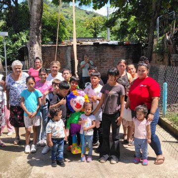 ALCALDIA DE SANTA ANA CENTRO CELEBRA EL DÍA DEL NIÑO CON FAMILIAS DE LA COMUNIDAD NUEVO AMANECER