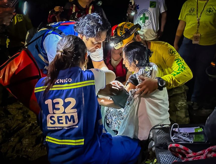 11 RESCATAN A MUJER EN EL RÍO METAYATE, EN NUEVA CONCEPCIÓN, CHALATENANGO