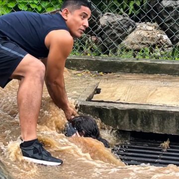 12 RESCATARON A NIÑA QUE FUE ARRASTRADA POR LA CORRIENTE DE AGUA EN LOS NARANJOS, JUAYÚA