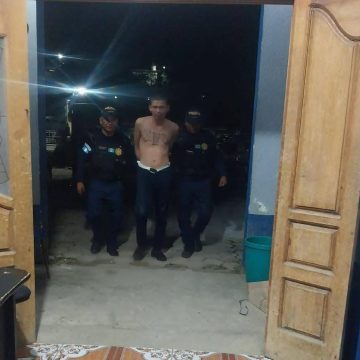 2 GUATEMALA EXPULSA Y ENTREGA A EL SALVADOR A HOMBRE SEÑALADO COMO MIEMBRO DE LA PANDILLA 18