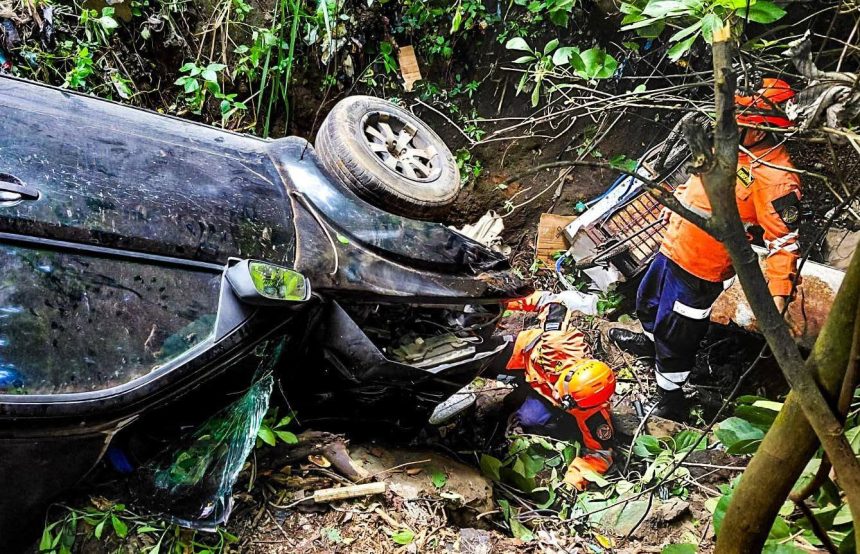 21 DOS PERSONAS RESULTAN LESIONADAS TRAS CAER VEHÍCULO A UN BARRANCO EN SANTA ANA