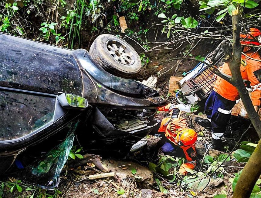 DOS PERSONAS RESULTAN LESIONADAS TRAS CAER VEHÍCULO A UN BARRANCO EN SANTA ANA