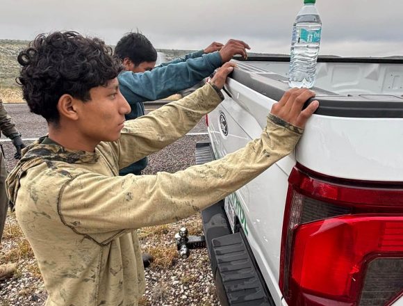 3 LOCALIZARON A CUATRO MIGRANTES DE GUATEMALA Y MÉXICO EN UNA CARRETERA DE TEXAS