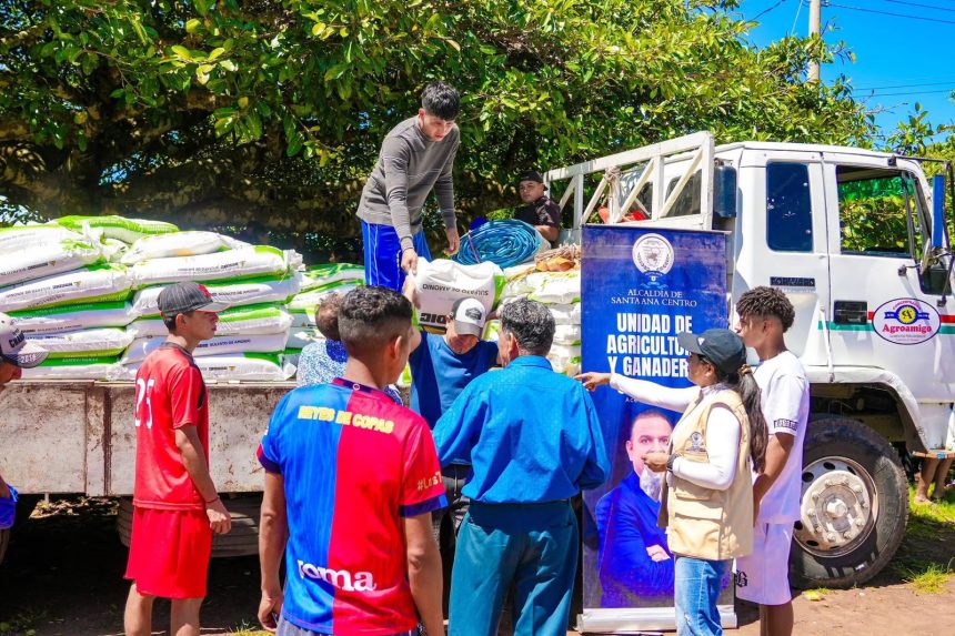 ABONO 1 ENTREGAN 175 SACOS DE ABONO A AGRICULTORES DE EL PINALÓN, EN SANTA ANA CENTRO