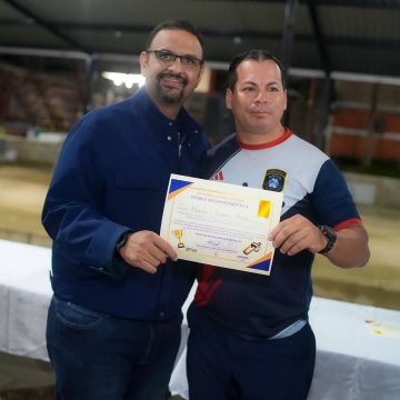 ÁRBITROS SANTANECOS RECIBEN RECONOCIMIENTO DEL ALCALDE GUSTAVO ACEVEDO POR SU APORTE AL FÚTBOL SALVADOREÑO