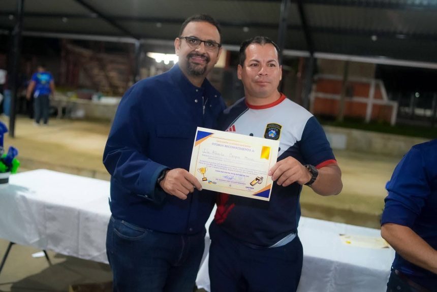 ÁRBITROS SANTANECOS RECIBEN RECONOCIMIENTO DEL ALCALDE GUSTAVO ACEVEDO POR SU APORTE AL FÚTBOL SALVADOREÑO