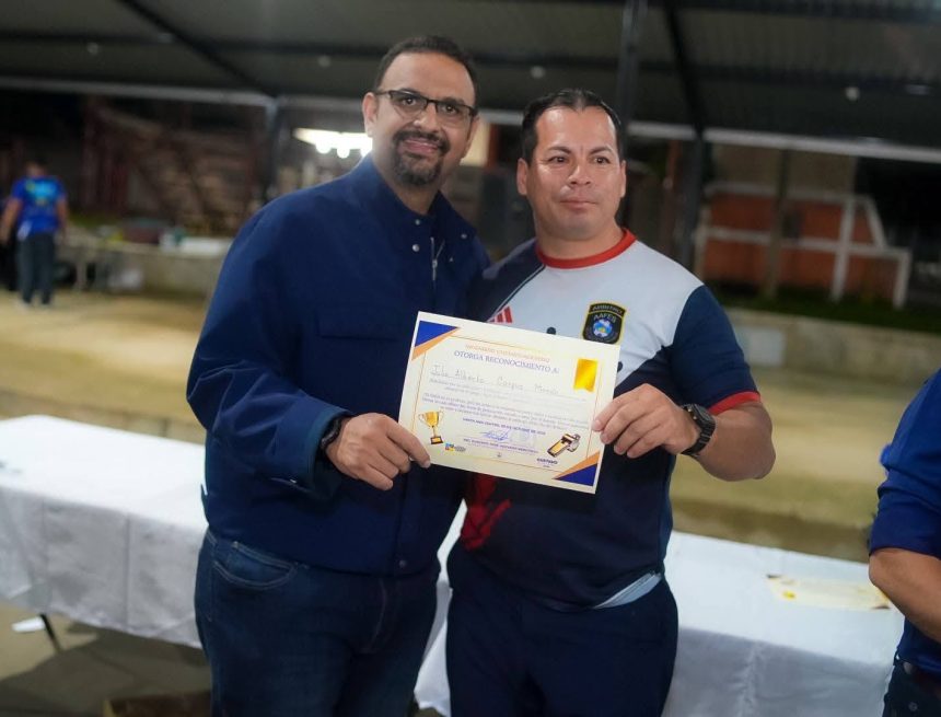 AR 1 ÁRBITROS SANTANECOS RECIBEN RECONOCIMIENTO DEL ALCALDE GUSTAVO ACEVEDO POR SU APORTE AL FÚTBOL SALVADOREÑO